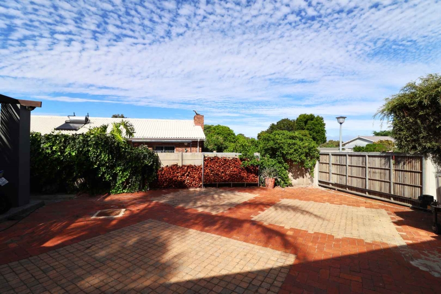 4 Bedroom Property for Sale in Sandbaai Western Cape